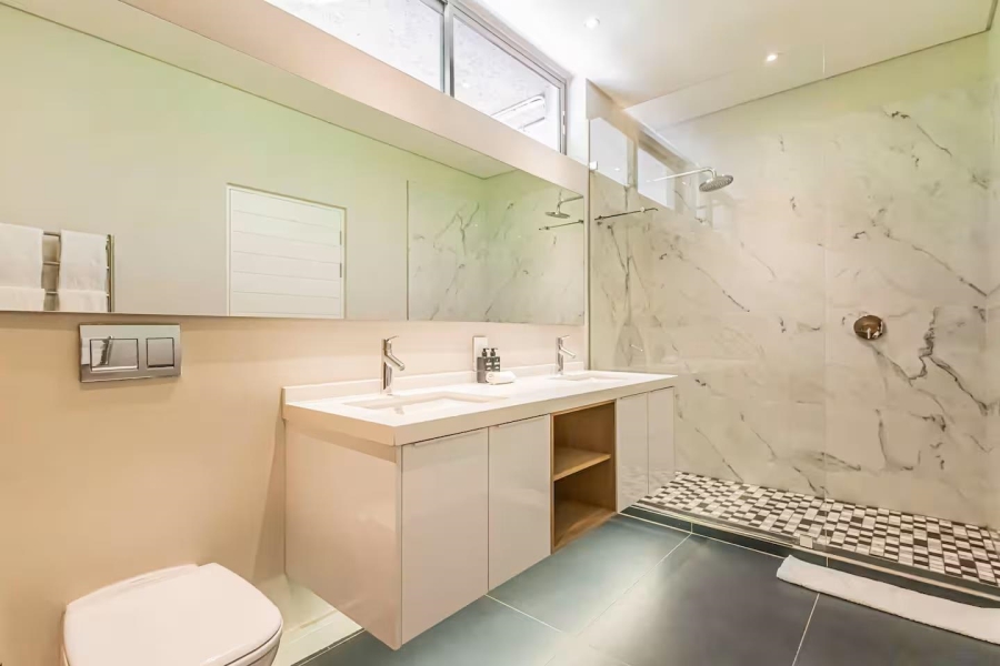 5 Bedroom Property for Sale in Fresnaye Western Cape